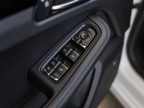 Certified 2026 Porsche Macan AWD/4WD image 29