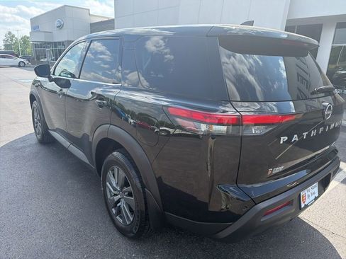 Used 2023 Nissan Pathfinder S FWD image 3