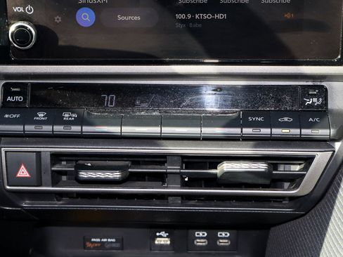 Used 2025 Toyota Camry SE image 11