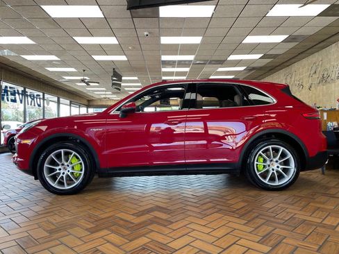 Used 2023 Porsche Cayenne w/ Premium Package AWD/4WD image 5