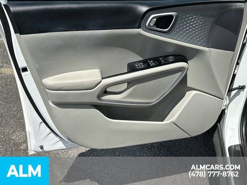 Used 2025 Kia Soul LX w/ LX Technology Package FWD image 11