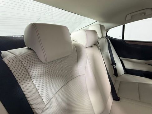 Used 2025 Lexus ES 300h w/ Premium Package image 29