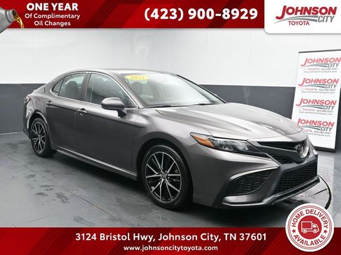 Used 2021 Toyota Camry SE image 1