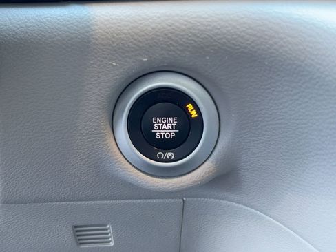 Used 2023 Chrysler Pacifica Touring-L image 24