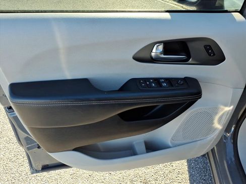 Used 2023 Chrysler Pacifica Touring-L image 15