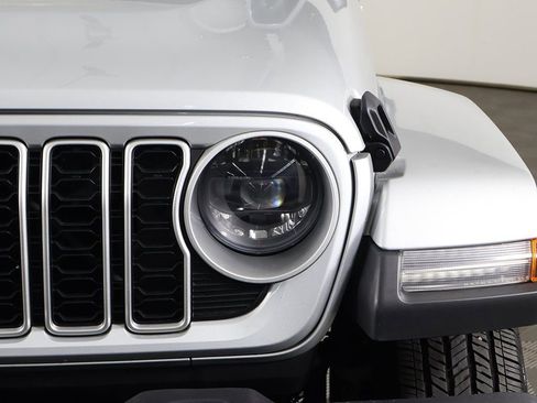 Used 2024 Jeep Wrangler Sahara image 12