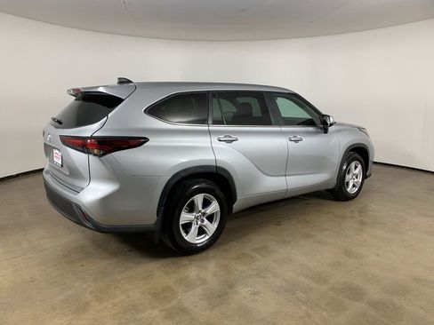 Used 2024 Toyota Highlander LE image 8