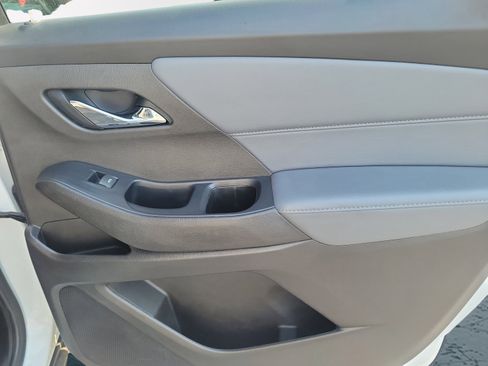 Used 2021 Chevrolet Traverse LT FWD image 19