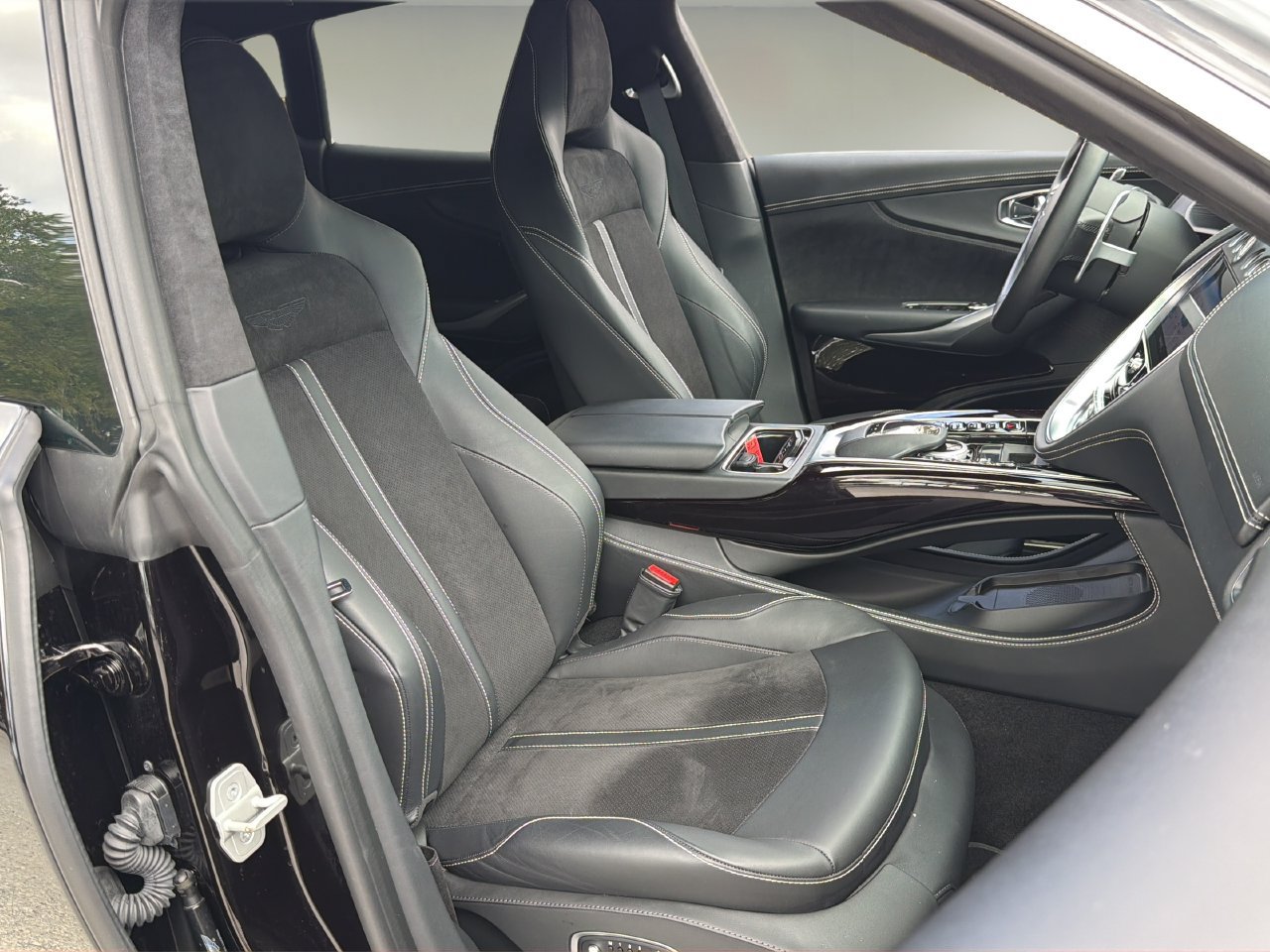 Used 2024 Aston Martin DBX AWD/4WD image 21