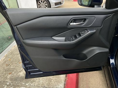 Used 2025 Nissan Rogue SV image 12