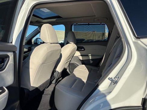 Used 2023 Nissan Rogue SL w/ SL Premium Package image 12