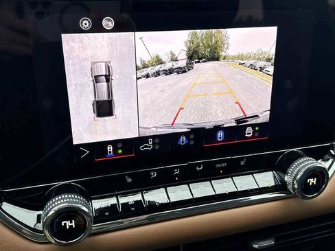 Used 2024 GMC Canyon AT4 w/ Technology Package image 17