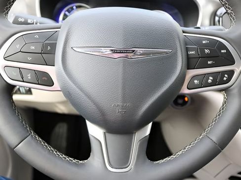 Used 2024 Chrysler Pacifica Select image 21