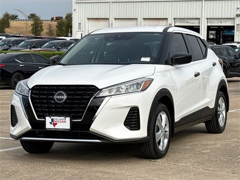 Certified 2025 Nissan Kicks Play S image 4