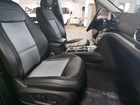 Used 2022 Ford Explorer XLT w/ Equipment Group 202A AWD/4WD image 10