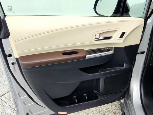Used 2021 Toyota Sienna Platinum FWD image 11