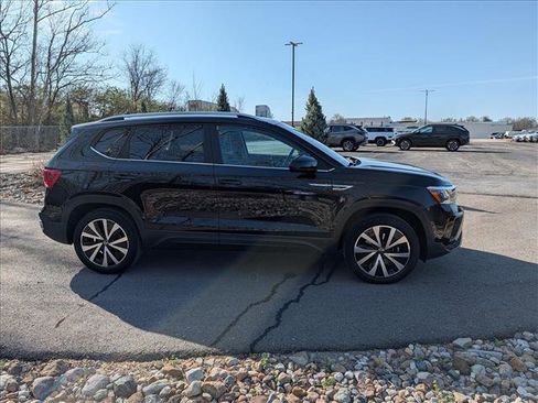 Used 2023 Volkswagen Taos SE w/ Panoramic Sunroof Package image 6