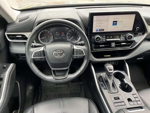 Used 2023 Toyota Highlander XLE AWD/4WD image 11