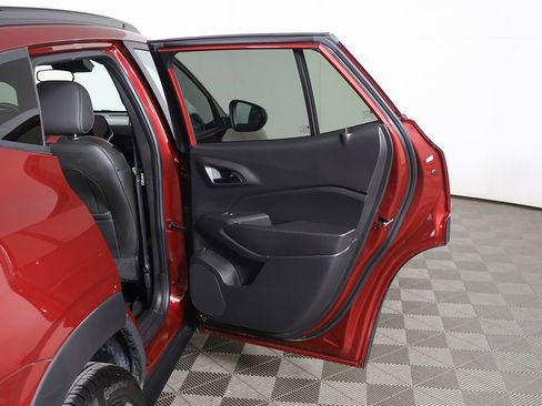 Used 2025 Chevrolet Trax RS w/ Sunroof Package FWD image 23