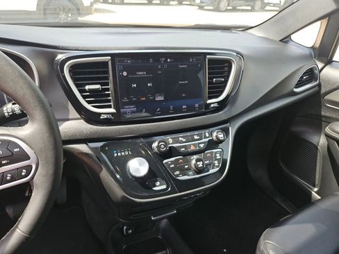Used 2025 Chrysler Pacifica Select image 20