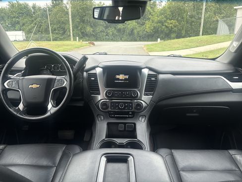 Used 2019 Chevrolet Suburban LT RWD image 14