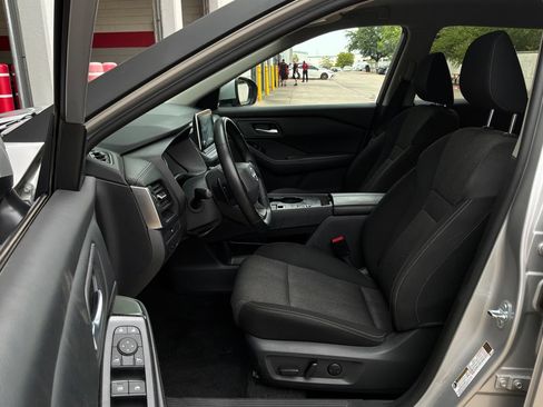 Used 2025 Nissan Rogue SV FWD image 9
