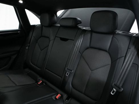 Certified 2024 Porsche Macan image 30