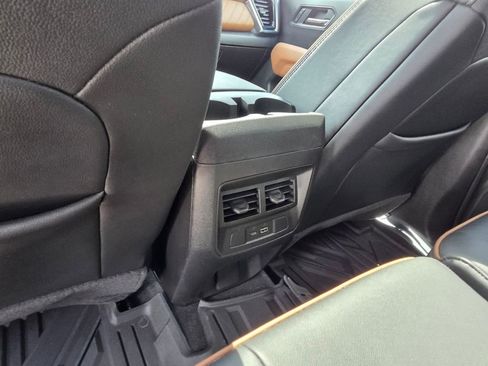 Used 2024 GMC Canyon AT4 w/ AT4 Premium Package AWD/4WD image 9