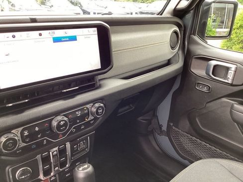 Used 2024 Jeep Wrangler Unlimited AWD/4WD image 40