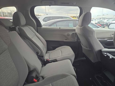Used 2024 Toyota Sienna LE image 11