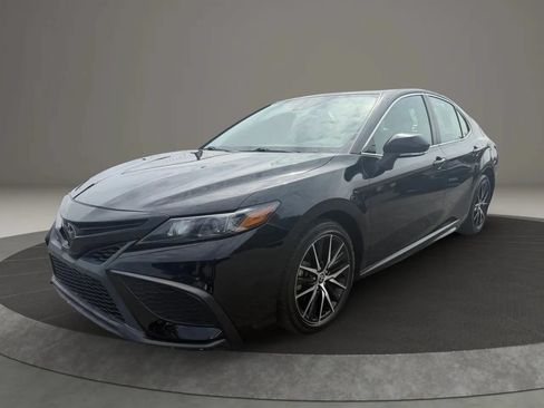 Used 2022 Toyota Camry SE FWD image 1