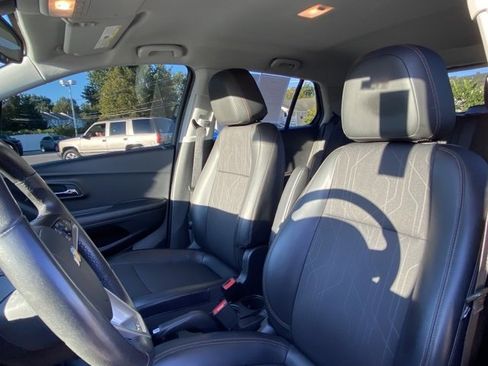 Used 2020 Chevrolet Trax LT w/ LT Convenience Package image 14