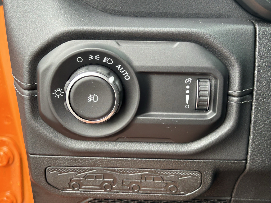 Used 2025 Jeep Wrangler Unlimited Sahara AWD/4WD image 27