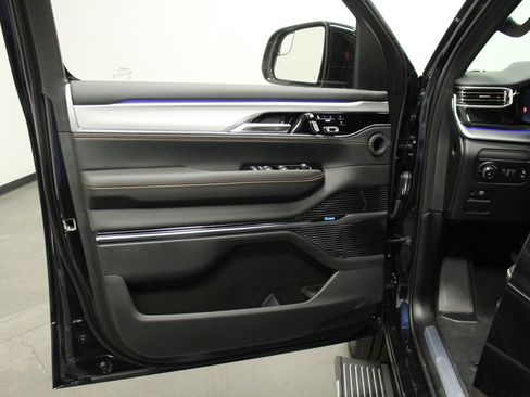 New 2023 Jeep Grand Wagoneer Series III AWD/4WD image 18