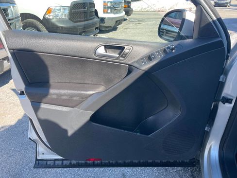 Used 2013 Volkswagen Tiguan SE image 21