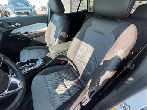 Used 2025 Chevrolet Trax LT w/ LT Convenience Package FWD image 37