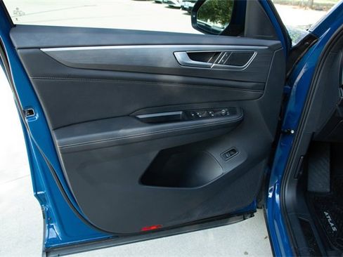 Certified 2025 Volkswagen Atlas Cross Sport SE image 12