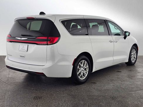 Used 2024 Chrysler Pacifica Touring-L FWD image 3