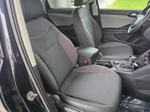 Used 2023 Volkswagen Taos SE w/ Panoramic Sunroof Package AWD/4WD image 10