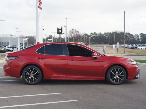 Used 2024 Toyota Camry SE image 19