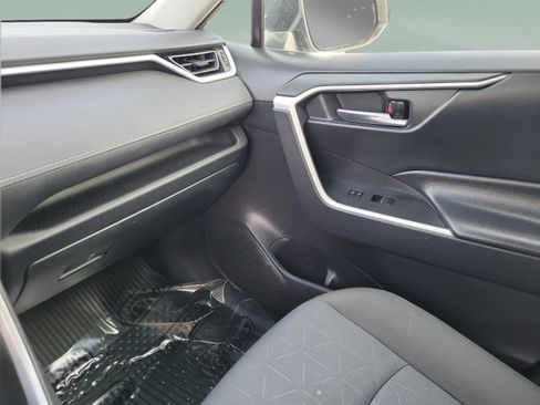 Used 2022 Toyota RAV4 XLE w/ Convenience Package FWD image 21