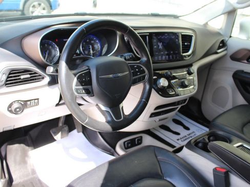 Used 2018 Chrysler Pacifica Touring-L Plus image 11