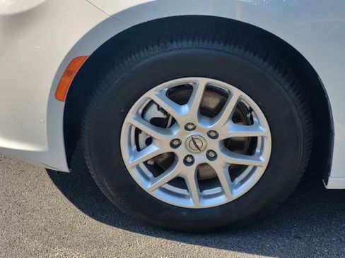 Used 2023 Chrysler Pacifica Touring-L FWD image 9
