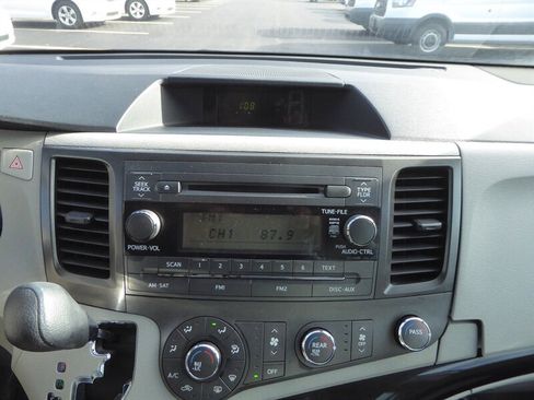 Used 2013 Toyota Sienna L image 14