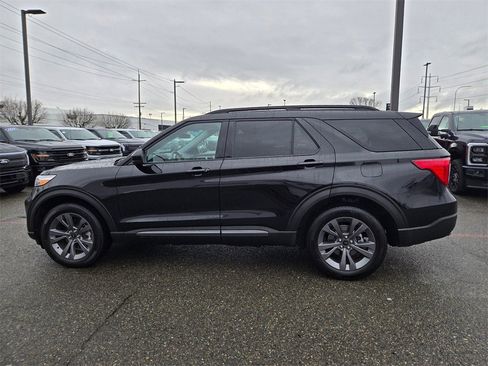 Used 2024 Ford Explorer XLT w/ Equipment Group 202A image 8