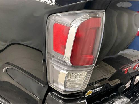 Used 2022 Toyota Tacoma TRD Off-Road image 34