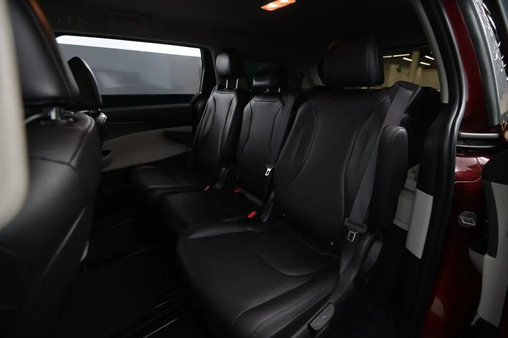 Used 2023 Kia Carnival LX FWD image 41