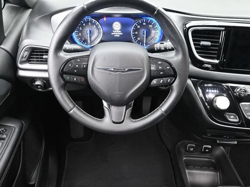 Used 2018 Chrysler Pacifica Touring-L Plus w/ Advanced Safetytec Group FWD image 15