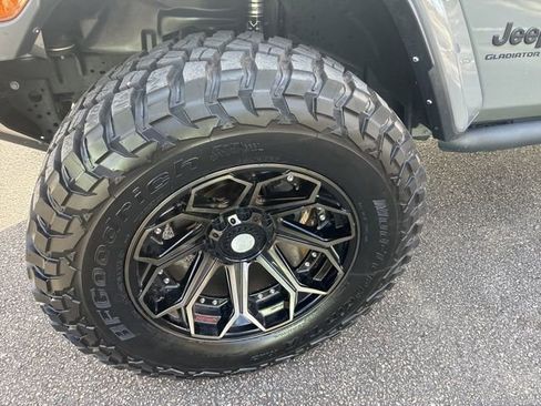 Used 2023 Jeep Gladiator Sport image 12