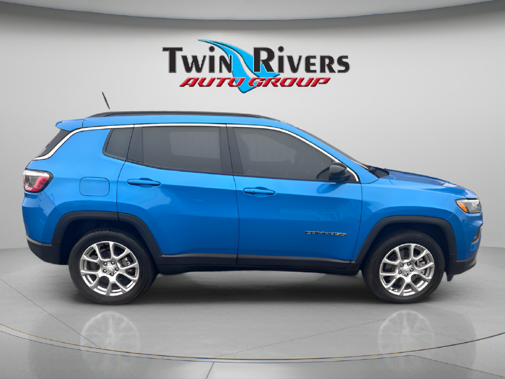 Used 2024 Jeep Compass Latitude w/ Sun and Sound Group AWD/4WD image 5